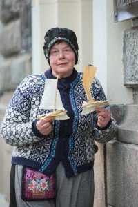 Tautodalininkė Angelė Rauktienė iki šiol gamina senovinius žaisliukus iš kaulų