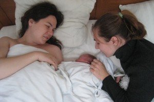 Miglė su Ingula po antrojo gimdymo, kuris truko vos porą valandų