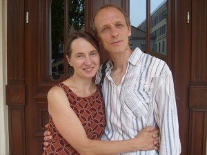 Su vyru prie Kauno Rotušės, kur susituokė prieš 24 metus