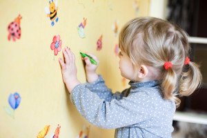 Tapetų pikaso, arba kodėl vaikams taip patinka piešti ant sienų
