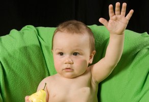 Kūdikių kūno kalba: ištiesta ranka šį tą reiškia