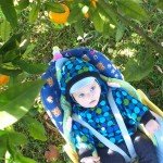 5 mėnesių Emilis po apelsinų medžiu.jpg