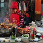 Sekmadienį nuvykome į Tadžono “Jungang” turgų. Iš karto už akies kliuvo gatvėje vietinių ruošiamas maistas – žarniokai, knysliokai