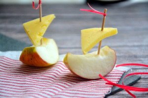 Obuolių laiveliai su sūriu