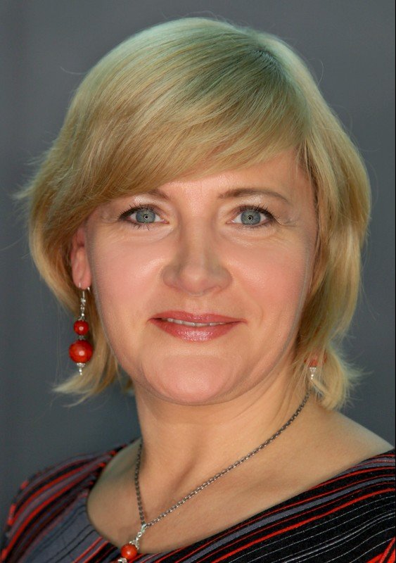 Mamytė su juodu diržu