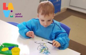 Nerimastingais pandemijos laikais svarbiausia nuo savo nerimo apsaugoti vaiką. Kaip? Žaiskite su juo, bet ne bet ką