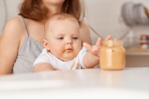 Papildomo maitinimo pradžia: specialistė atsako į dažniausius mamų klausimus