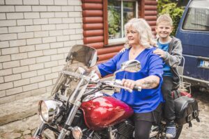 Motociklu važinėjanti tikybos mokytoja Jurgita: jeigu nenorite pasenti, pradėkite globoti