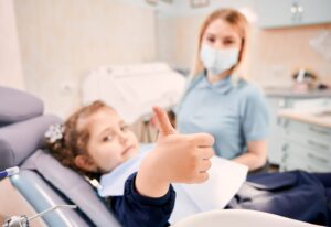 Pirmasis vizitas pas dantukų fėjas: patarimais dalinasi vaikų odontologė