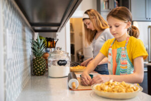 7 idėjos, kaip sudominti vaikus maisto gaminimu