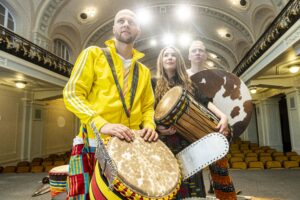 Būgnų pradžiamokslis Filharmonijoje: nuo šamanų instrumento iki lietuviško kelmo
