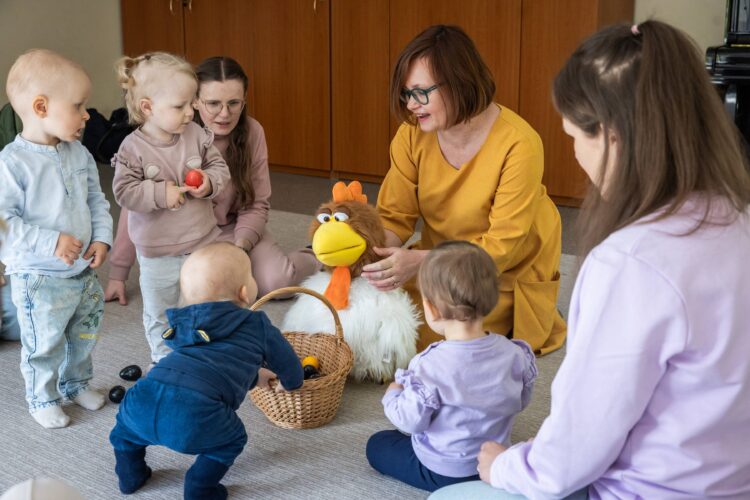 Vieni kūdikiai verkia muzikaliau už kitus: kokį poveikį vaiko smegenų raidai turi muzika