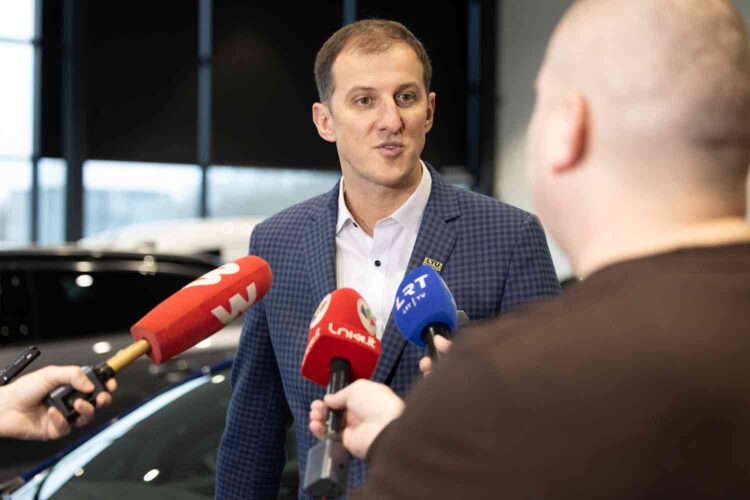 Žymūs plaukikai kviečia prisidėti prie iniciatyvos ir išmokyti 102 autistiškus vaikus plaukti