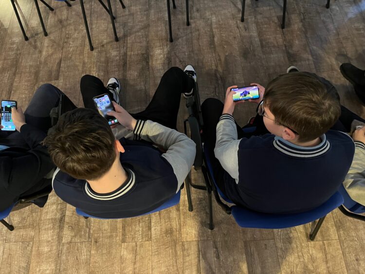 14 metų Sofija: „Atrodo, kad telefonas padeda nusiraminti, bet vėliau jaučiuosi dar labiau pavargusi“