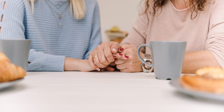 Kaip ištiesti pagalbos ranką tėvams, auginantiems autizmo spektro vaiką? Neužtenka tiesiog pasakyti „laikykitės“