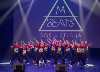 Bendras ritmas, judesiai ir pasiruošimas pasirodymui – kiekvienas šokėjas tampa komandos dalimi. Nuotrauka iš „M-BEATS“ šokių studijos galerijos