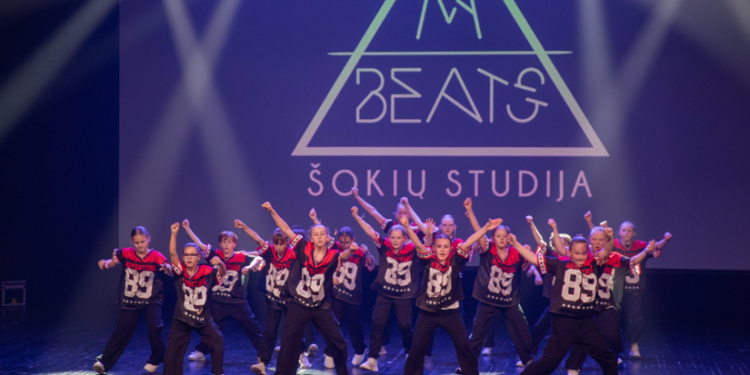 Bendras ritmas, judesiai ir pasiruošimas pasirodymui – kiekvienas šokėjas tampa komandos dalimi. Nuotrauka iš „M-BEATS“ šokių studijos galerijos